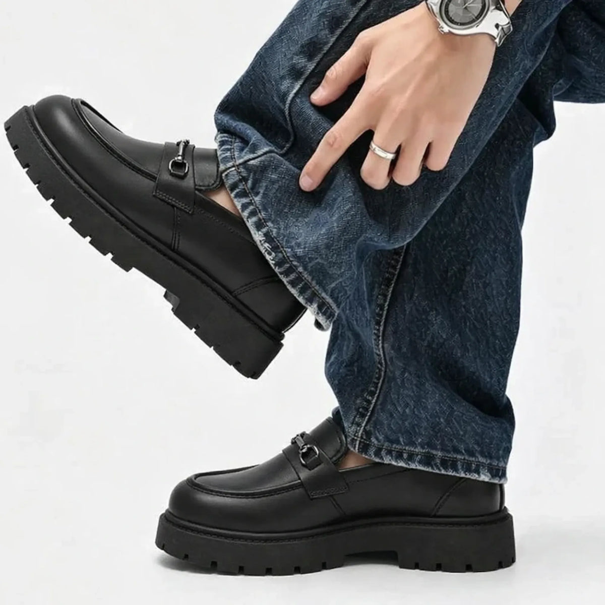 mocassin plateforme homme noir mat porté avec un jean, vue de côté
