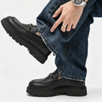mocassin plateforme homme noir mat porté avec un jean, vue de côté