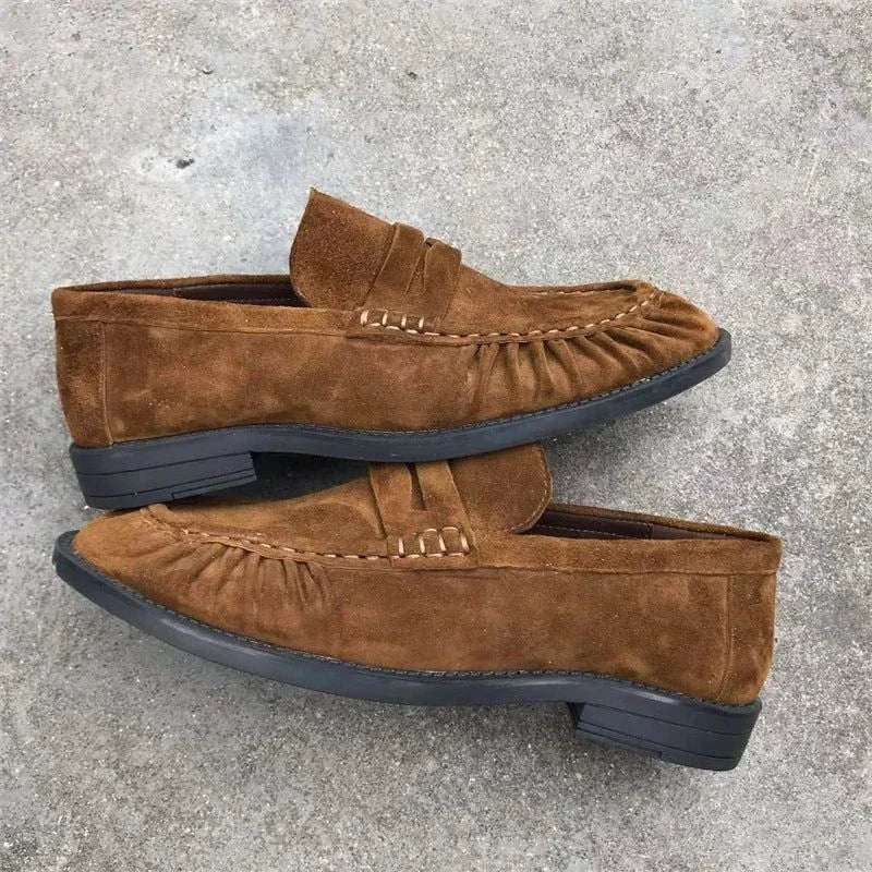 Mocassins en suédine superposés montrant le profil plissé de la chaussure