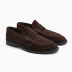 Mocassins en suédine coloris chocolat posés sur fond blanc, vue classique