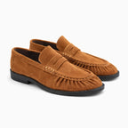 Mocassins en suédine coloris camel présentés sur fond blanc