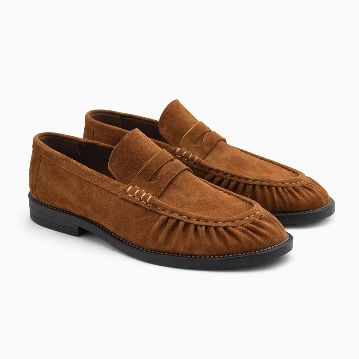 Mocassin plissé femme en suédine marron au style rétro sur fond uni