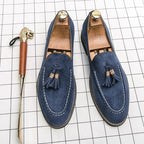 deux mocassins bleus posés côte à côte vus de dessus, embauchoirs insérés et chausse-pied lion à côté