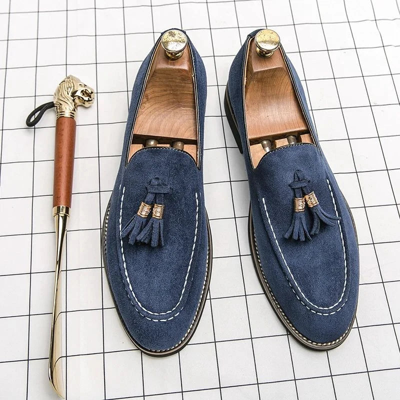 deux mocassins bleus posés côte à côte vus de dessus, embauchoirs insérés et chausse-pied lion à côté