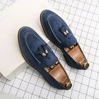 paires de mocassins bleus posées à plat sur fond quadrillé, vues du dessus