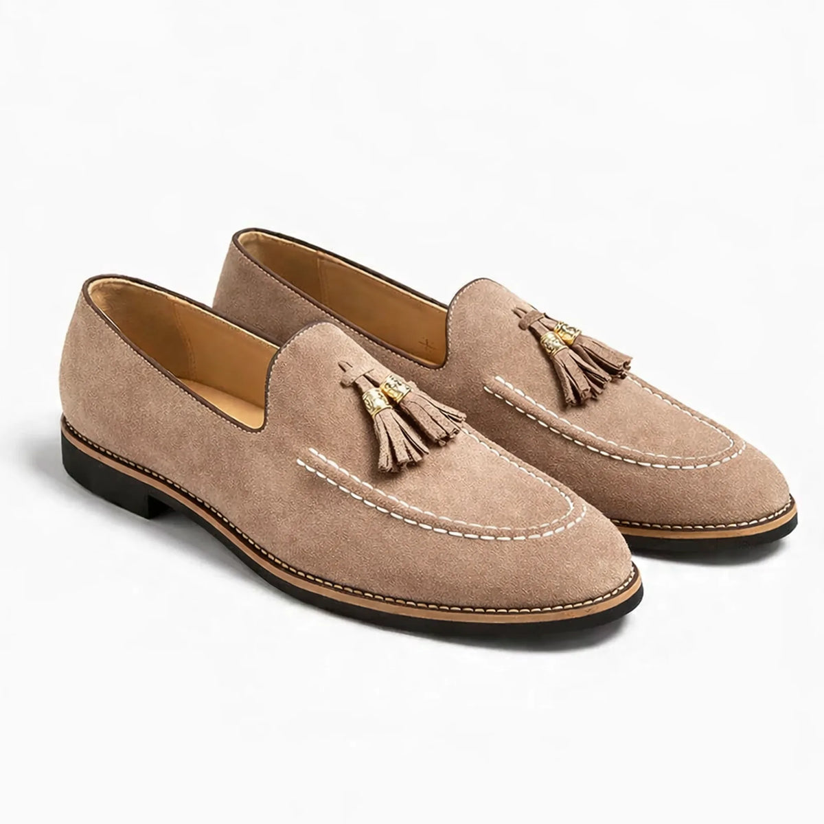 paire de mocassins beige posée sur fond blanc, vue de trois quarts
