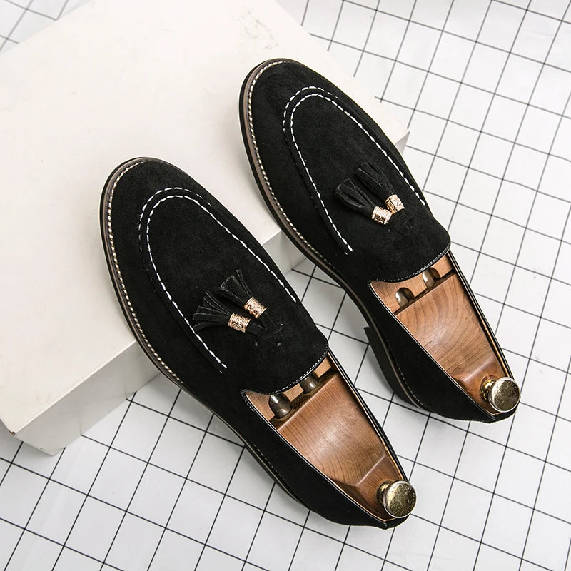 Mocassin pointu homme à glands en suédine noire, paire avec embauchoirs