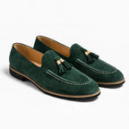 paire de mocassins vert foncé posée sur fond blanc, vue de trois quarts