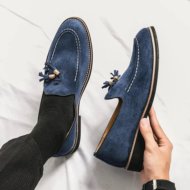 vue plongeante sur les deux mocassins bleus portés, pied droit tenu à la main