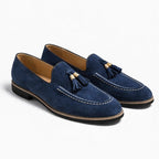 mocassin pointu homme bleu présenté de trois quarts sur fond uni clair
