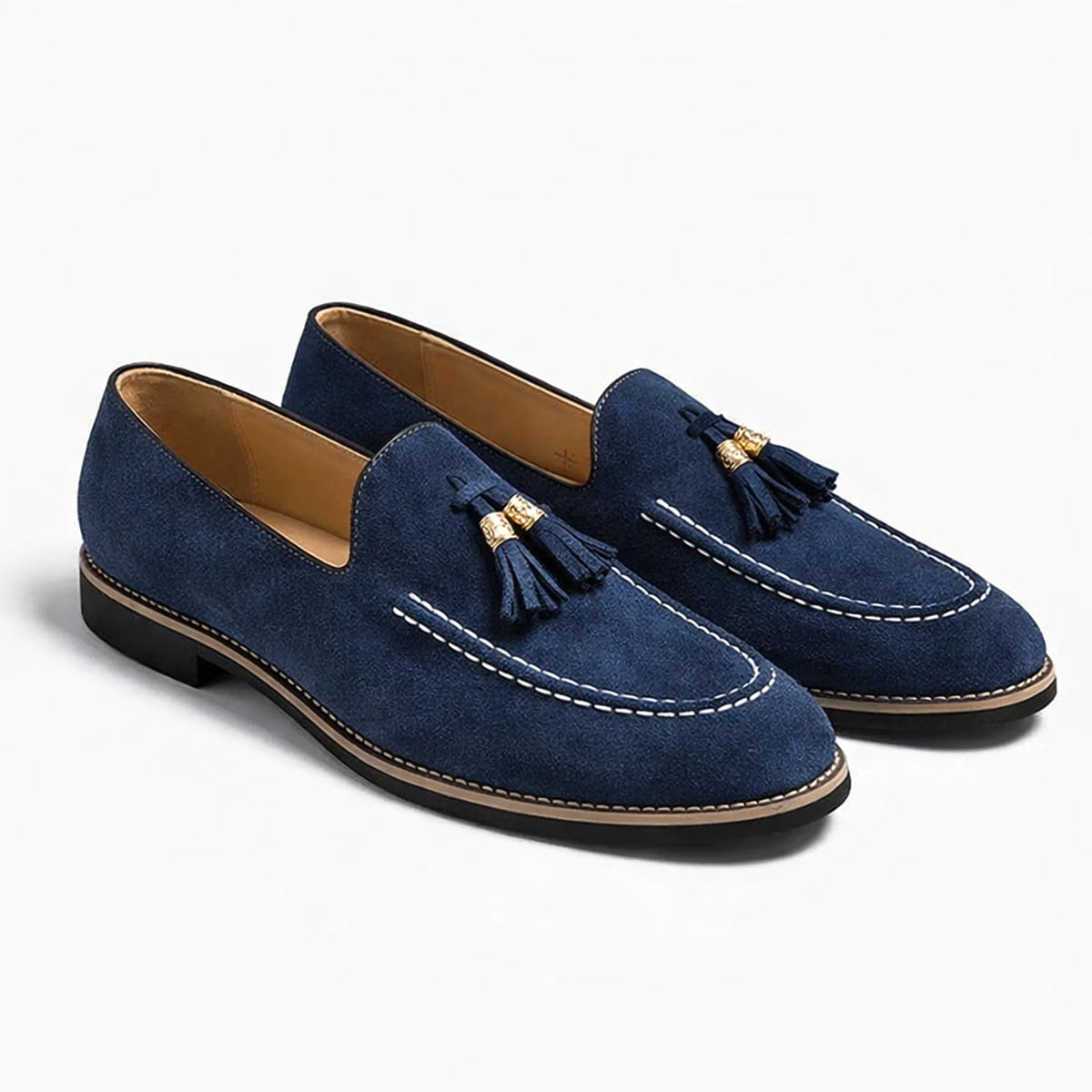 mocassin pointu homme bleu présenté de trois quarts sur fond uni clair