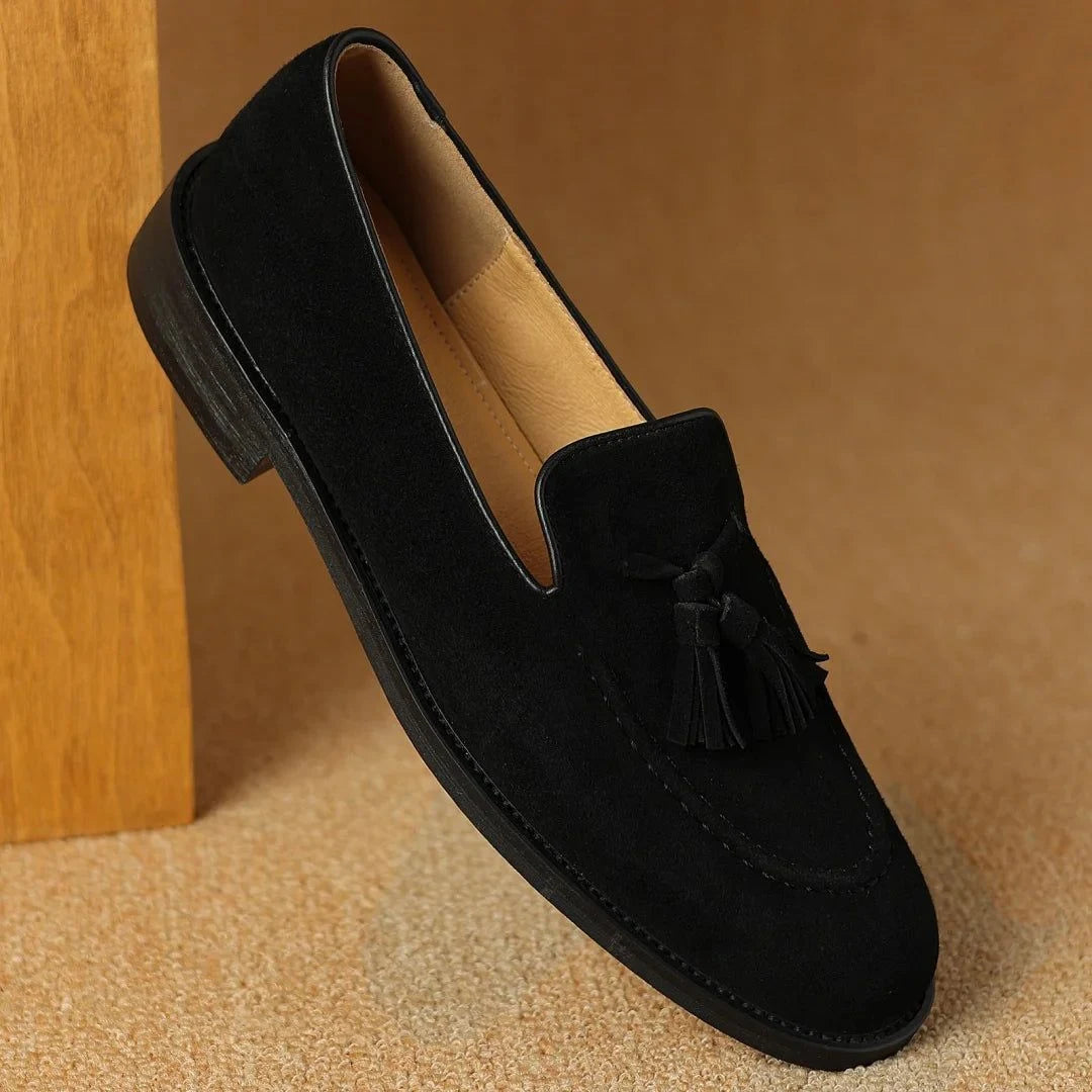 vue latérale d’un mocassin noir appuyé contre un meuble