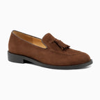 mocassin marron avec pompon présenté seul sur fond uni
