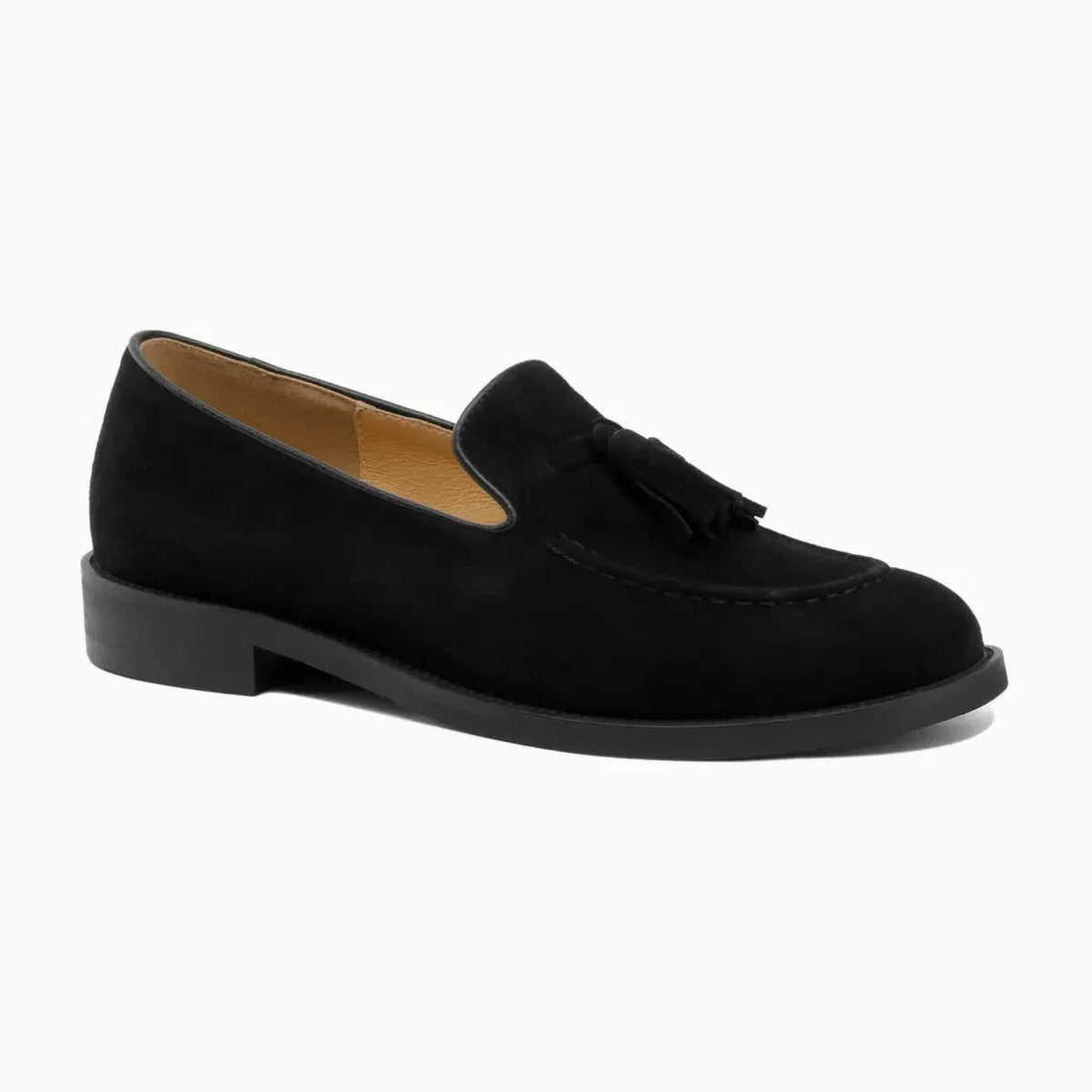 mocassin pompon femme noir présenté de profil sur fond uni
