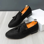 Deux chaussures noires posées côte à côte sur une table grise