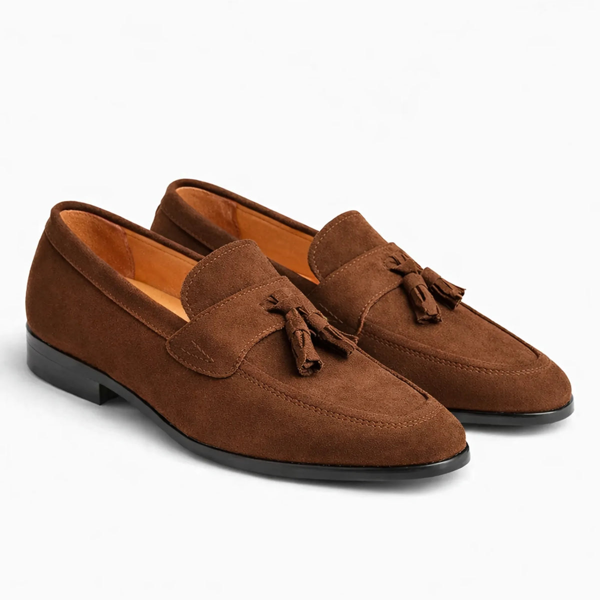 La paire de mocassins présentée seule en marron sur fond uni