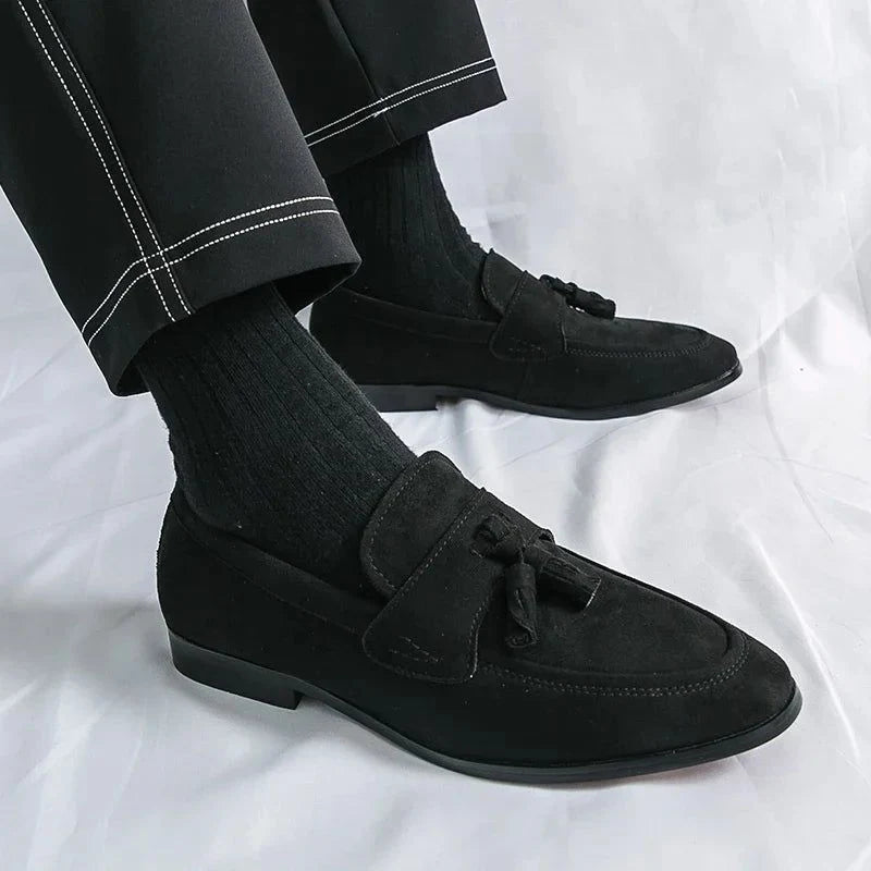 Chaussures noires portées, vues de côté avec jambes croisées