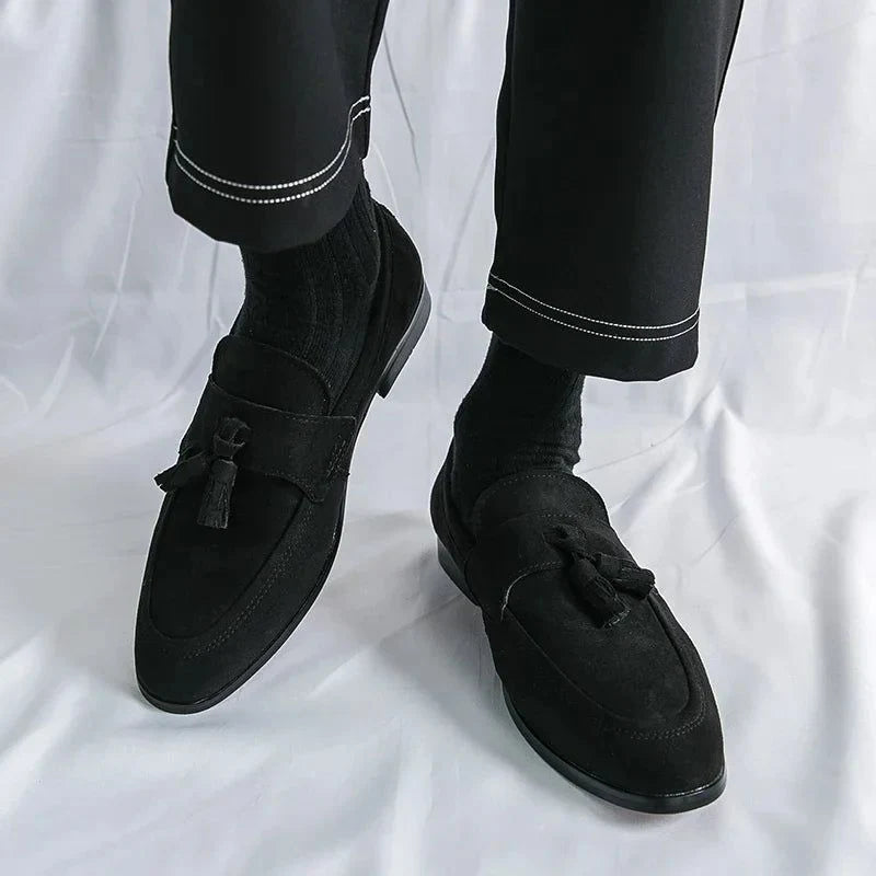 Mocassins noirs portés vus de dessus, position des pieds croisés