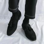 Mocassins noirs portés vus de dessus, position des pieds croisés