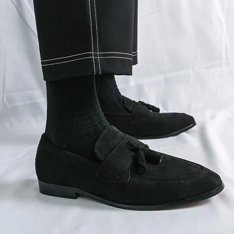 La paire noire portée avec pantalon noir et chaussettes montantes