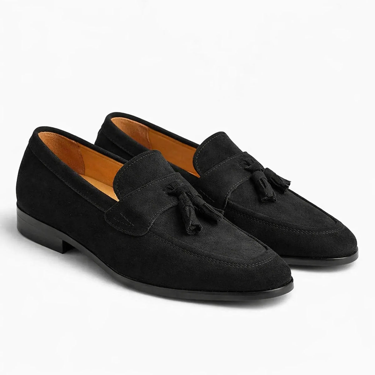Mocassin pompon homme affiché seul sur fond uni coloris noir