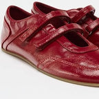 Vue latérale du mocassin rouge brillant avec double bride sur le dessus