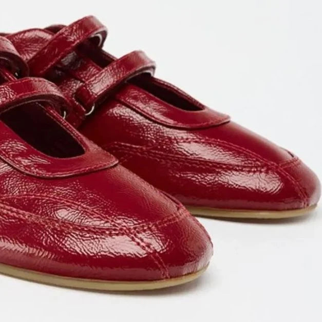 Paire de mocassins vernis rouges photographiée en diagonale côté bout rond