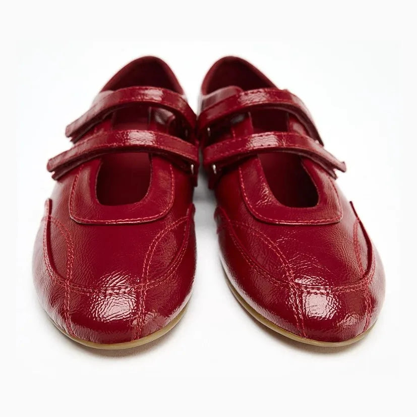 Mocassin rouge vernis femme posé de face sur fond blanc uni