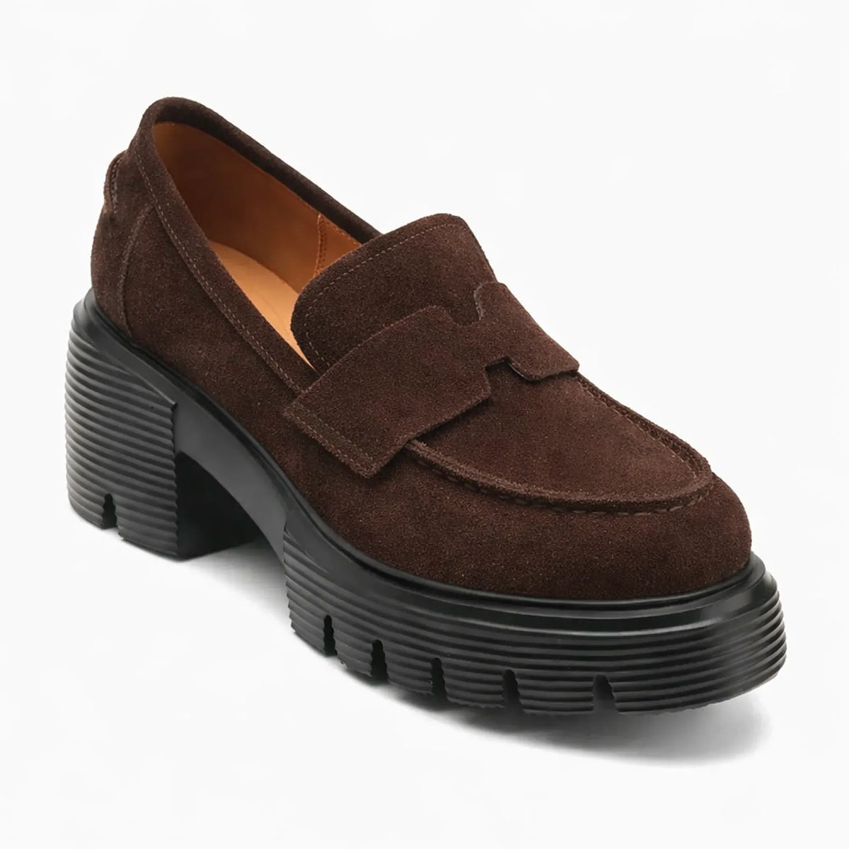 Mocassin marron à plateforme épaisse présenté seul sur fond blanc