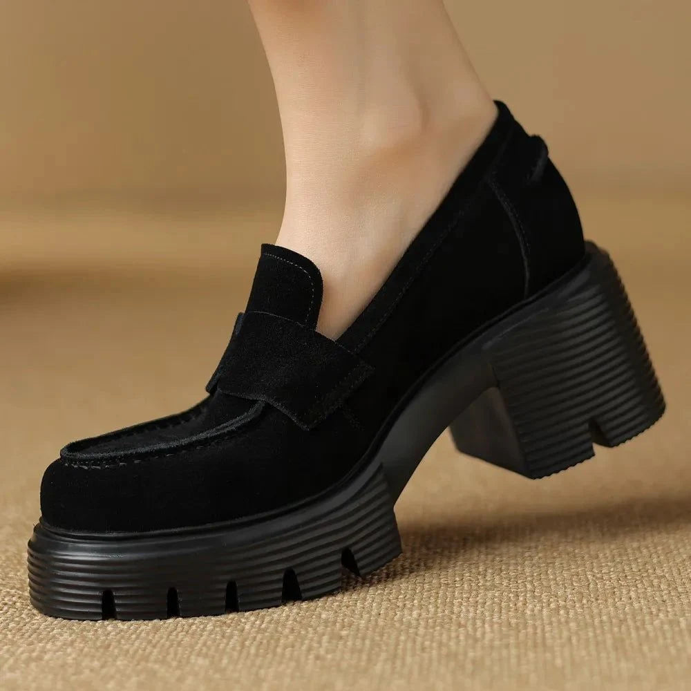 Mocassin noir porté avec une semelle épaisse et plateforme visible