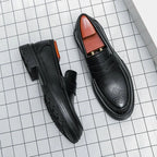 deux mocassins vernis noirs posés vue dessus et côté sur un fond à carreaux
