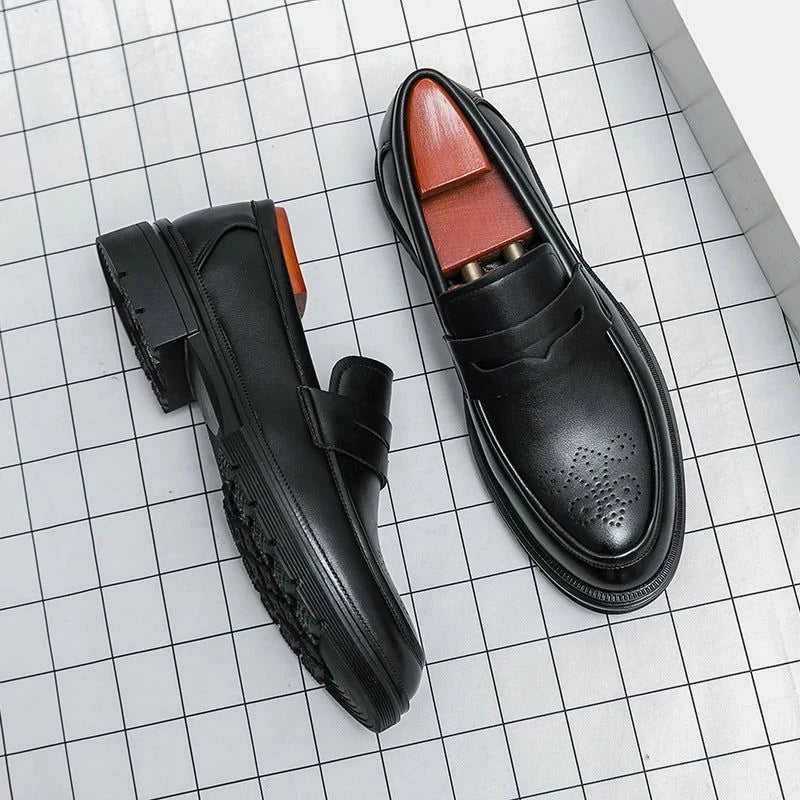 deux mocassins vernis noirs posés vue dessus et côté sur un fond à carreaux