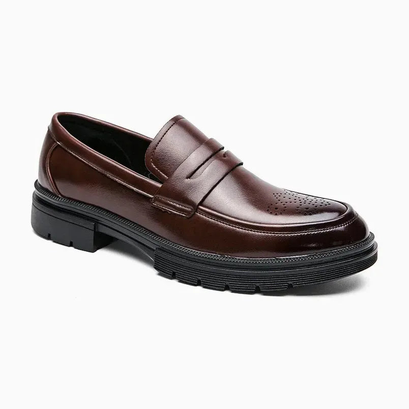 mocassin vernis marron présenté seul sur fond uni blanc