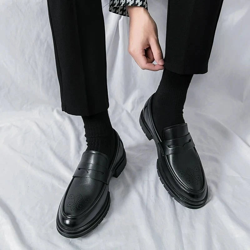 mocassins vernis noirs portés debout avec un pantalon, vue de dessus