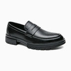 mocassin semelle crantée homme vernis noir présenté de côté sur fond uni clair