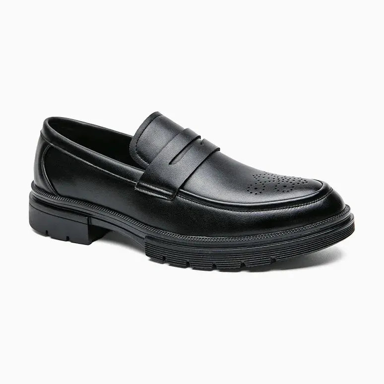 mocassin semelle crantée homme vernis noir présenté de côté sur fond uni clair