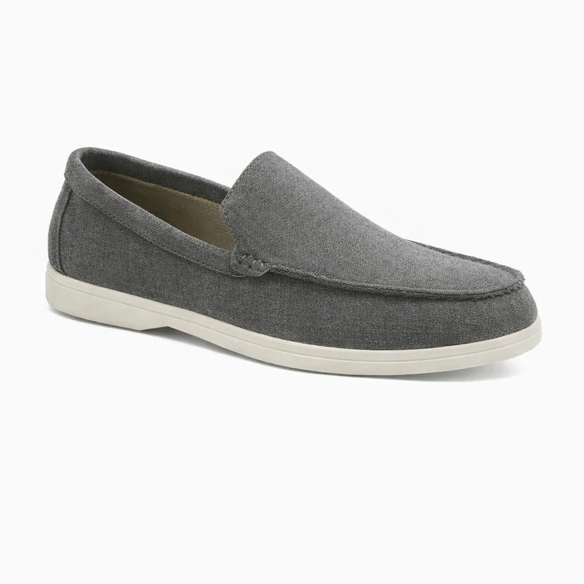 mocassin souple gris exposé seul sur fond blanc, semelle claire