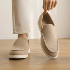 Mocassin souple homme en daim coloris kaki, porté avec un pantalon clair