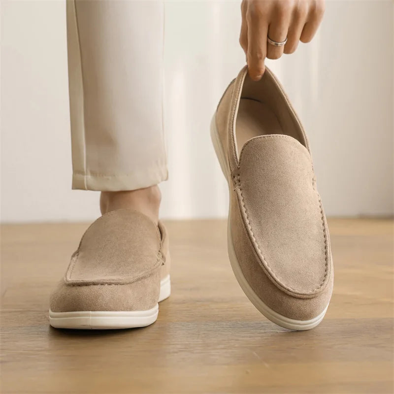Mocassin souple homme en daim coloris kaki, porté avec un pantalon clair