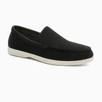 mocassin souple homme noir posé sur fond blanc, semelle blanche contrastante