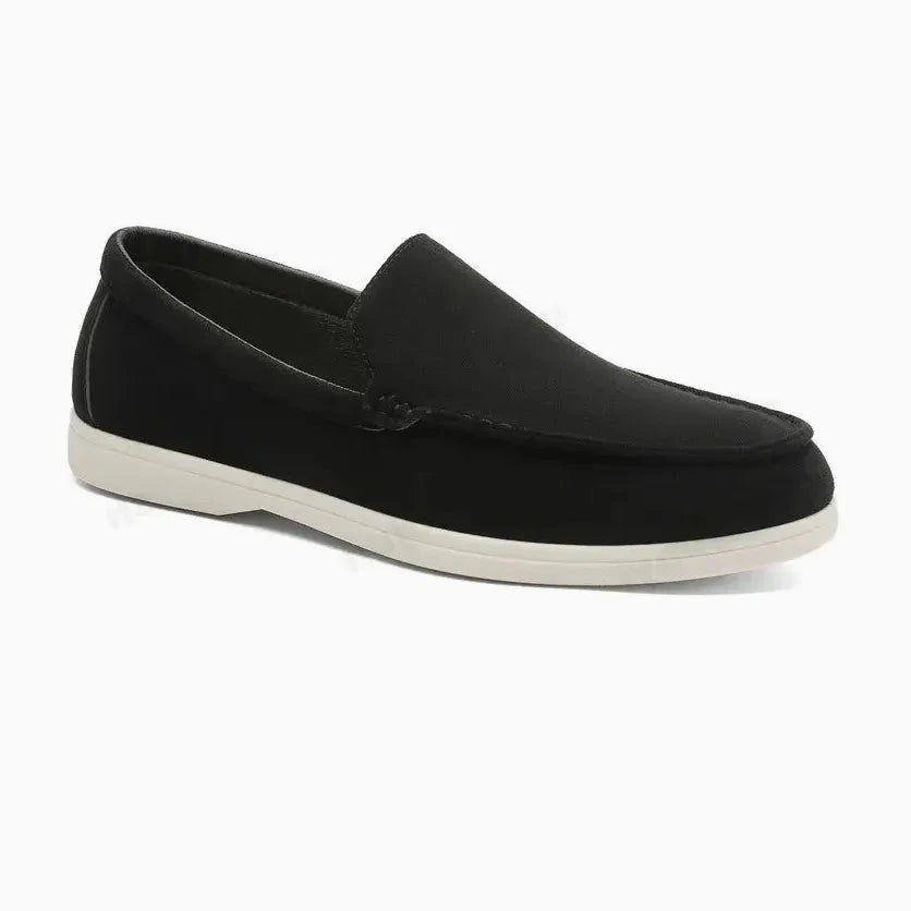 mocassin souple homme noir posé sur fond blanc, semelle blanche contrastante