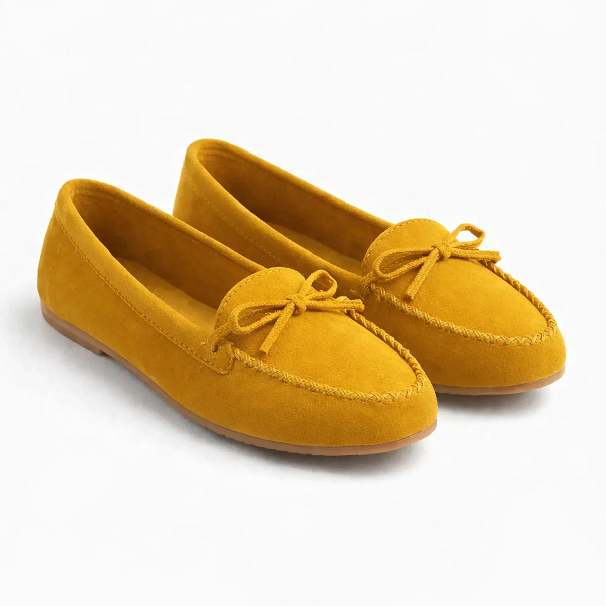 paire de mocassins jaune vif posée de trois quarts sur fond uni