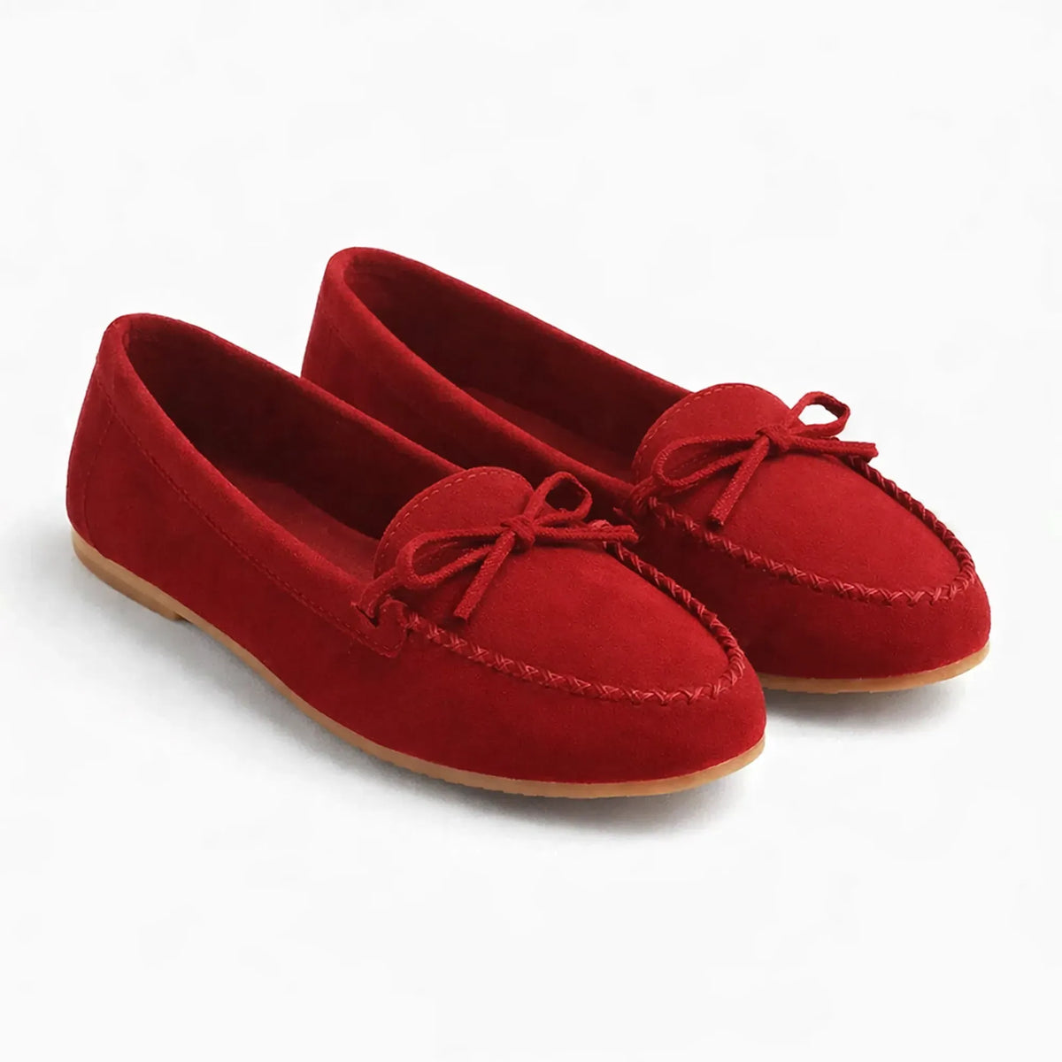 paire de mocassins rouges posée de trois quarts sur fond blanc