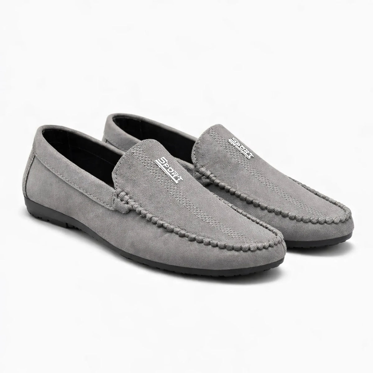 paire de mocassins gris posée sur fond blanc, vue de trois quarts