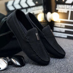paire de mocassins noirs exposée en ambiance décor cinéma avec lunettes
