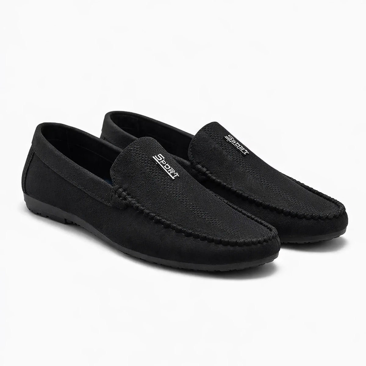 mocassin suédine homme noir posé sur fond blanc, vu de trois quarts
