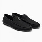 mocassin suédine homme noir posé sur fond blanc, vu de trois quarts