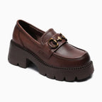 Mocassin à talon haut en cuir coloris marron foncé avec détail métal