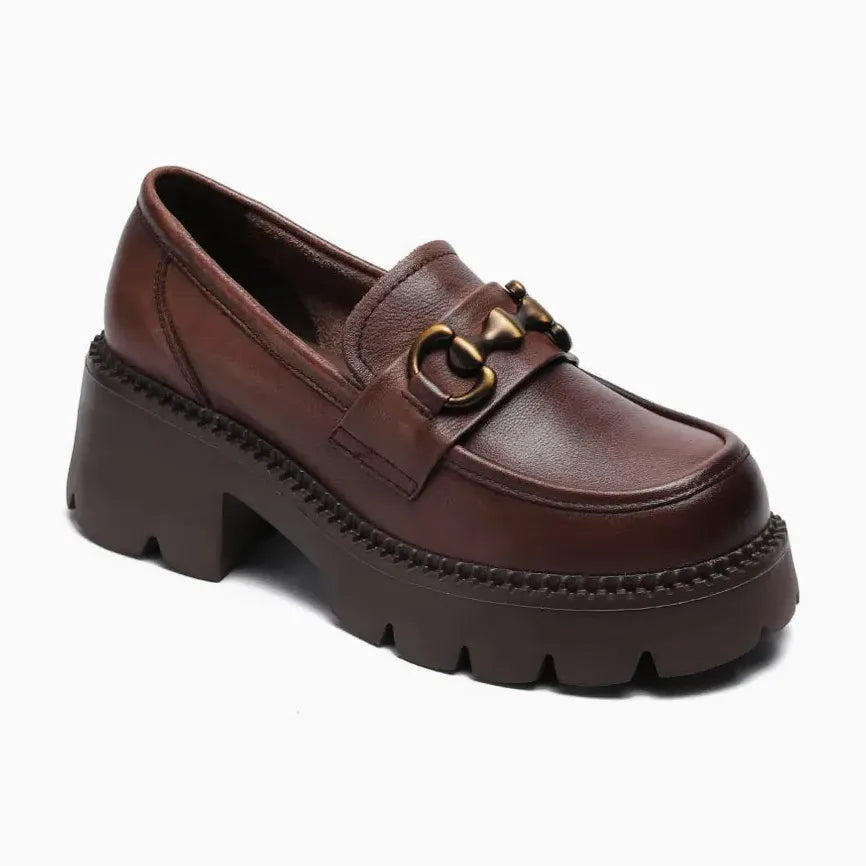 Mocassin à talon haut en cuir coloris marron foncé avec détail métal