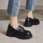 Mocassin noir porté, vu de côté avec jean effiloché